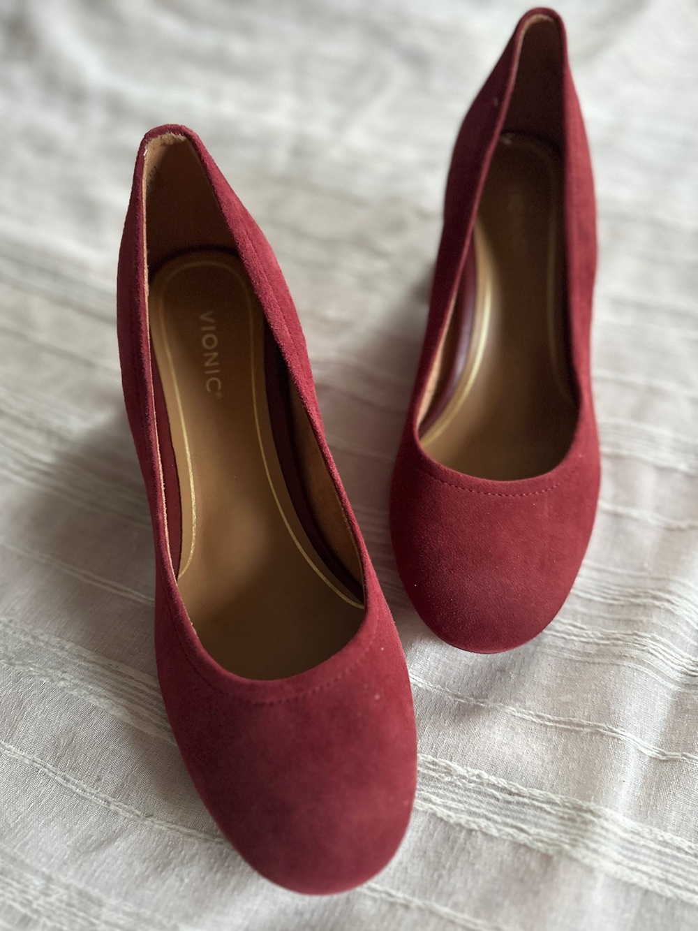 VIONIC Carmel Syrah Red Suede Block Heel Pumps | 9 NWOB